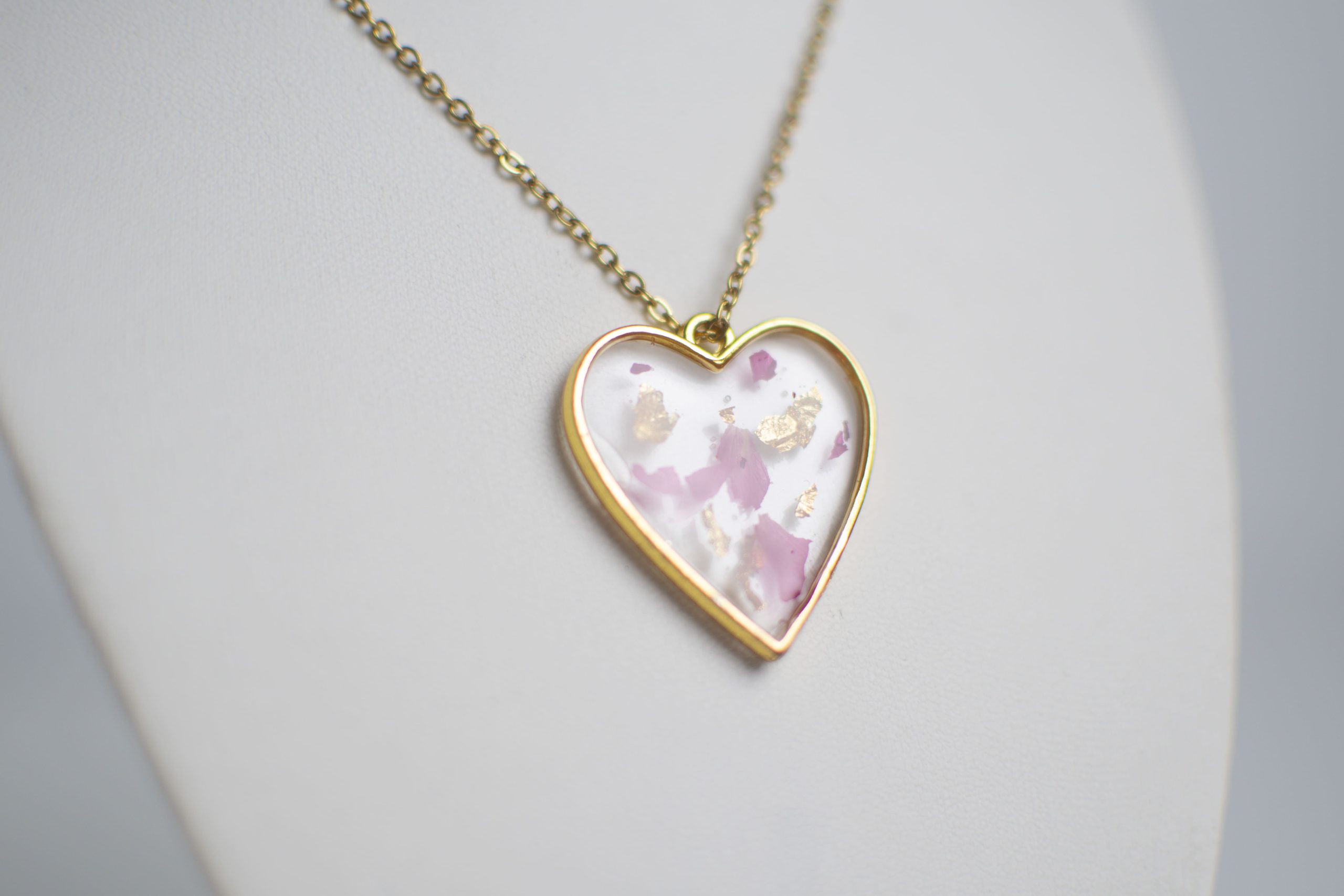 Collana artigianale con ciondolo a cuore bianco e rosa con dettagli in foglia oro su catena dorata