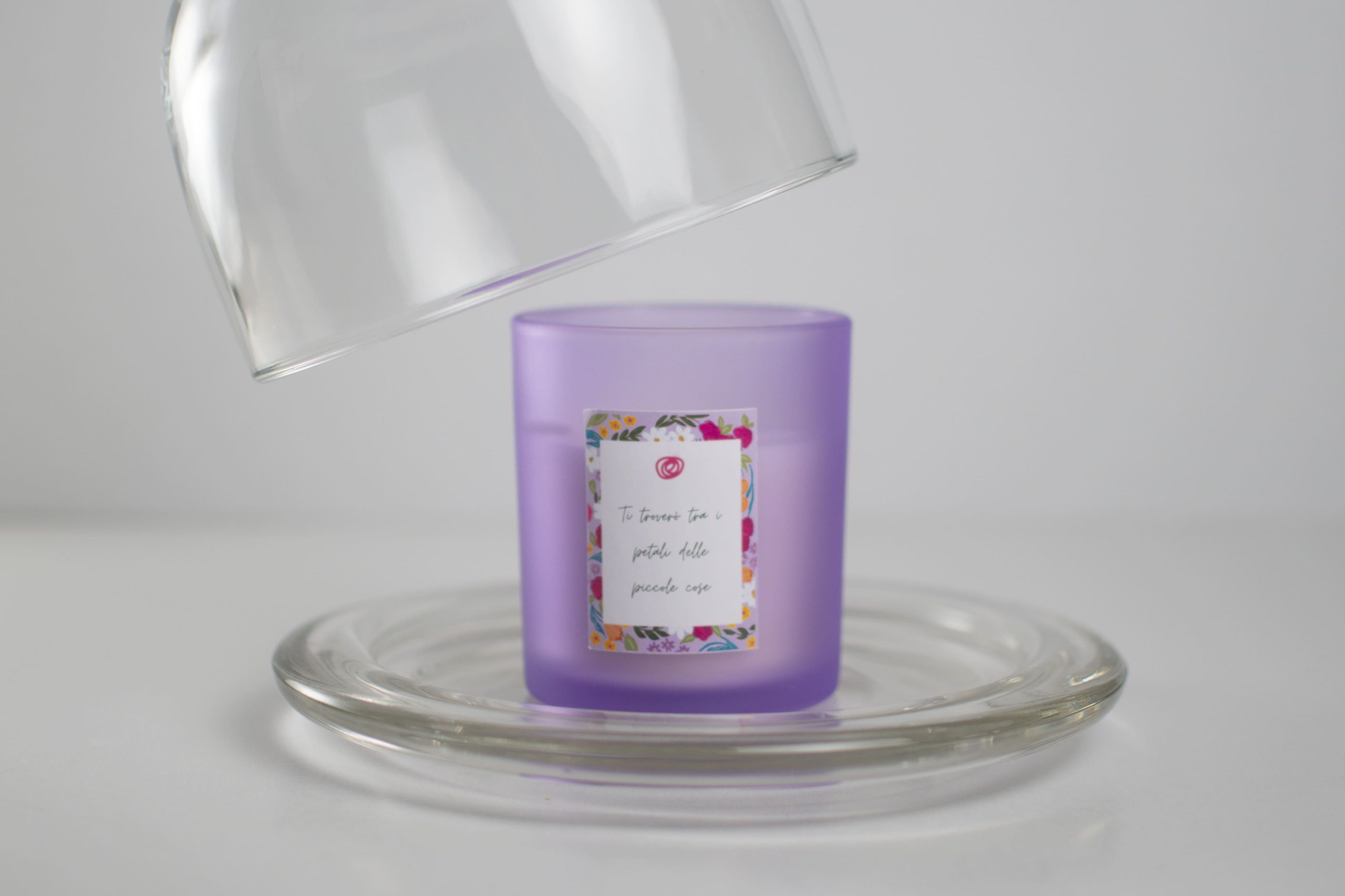Candela artigianale lilla in contenitore di vetro satinato con cupola in vetro trasparente