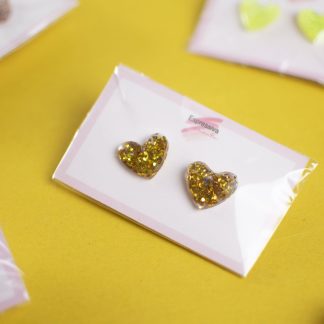 Orecchini a forma di cuore glitter oro confezionati su cartoncino Espressivamente