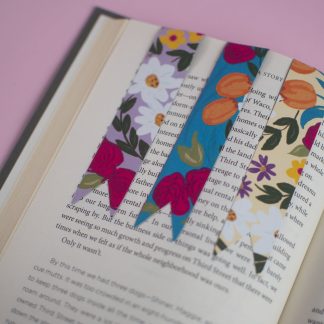 Segnalibri magnetici floreali multicolore su libro aperto